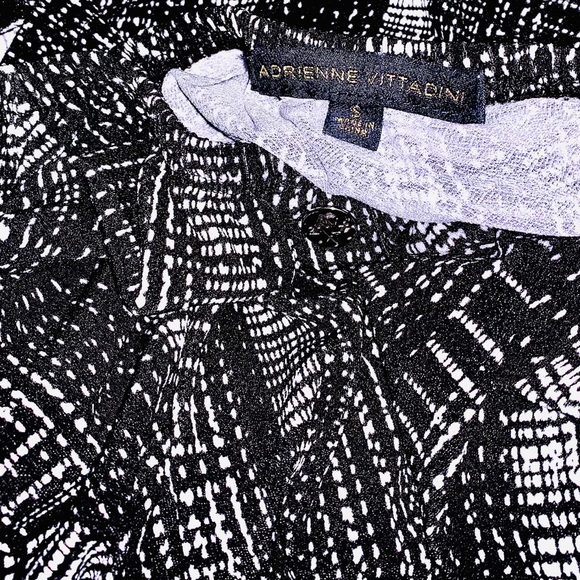 Adrienne Vittadini Black & White Button Sleeve Top - Picture 5 of 5